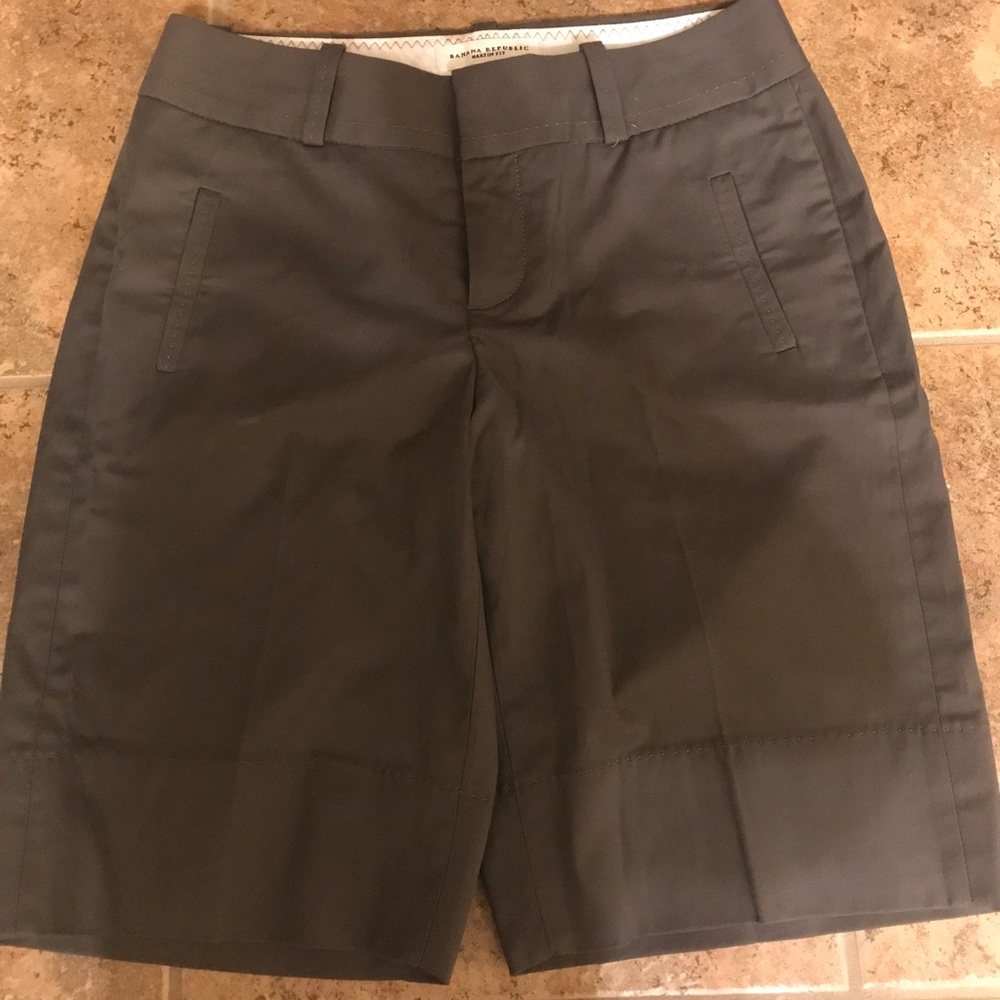Banana Republic olive green Bermuda Short 0. EUC.